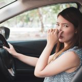 車のエアコンがガス臭い？原因と対策について