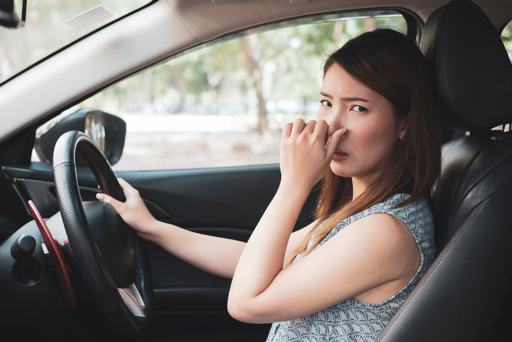 車のエアコンがガス臭い 原因と対策について カーエアコンラボ