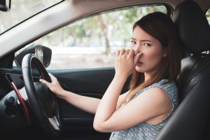 カーエアコンをつけると最初だけ臭い！原因と対策方法をご紹介