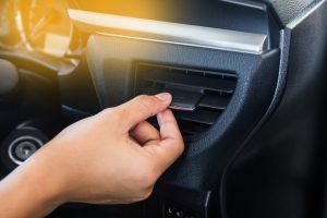 カーエアコンの風量が弱いのは汚れが原因？対処法もご紹介