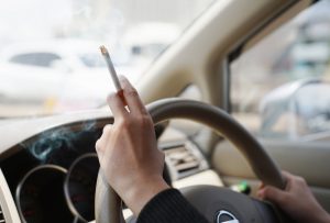 車内の臭いの原因とは