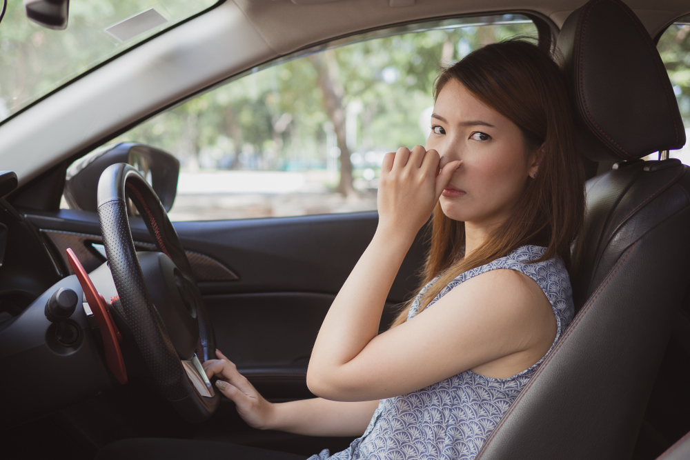 車内がガソリン臭い原因とは 重大な事故に繋がる恐れもあるので要注意 カーエアコンラボ