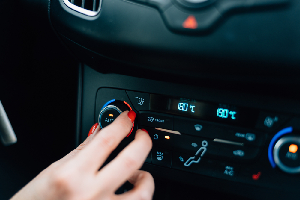 カーエアコンはどうやって車内を暖める？