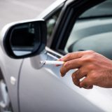 車内喫煙は車の価値を下げる！車への影響や汚れ・臭いの除去方法を解説