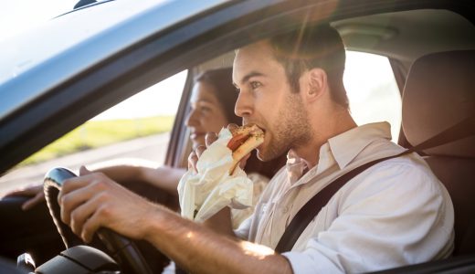 車内でご飯や飲み物をとる際の注意点と掃除のポイントを解説