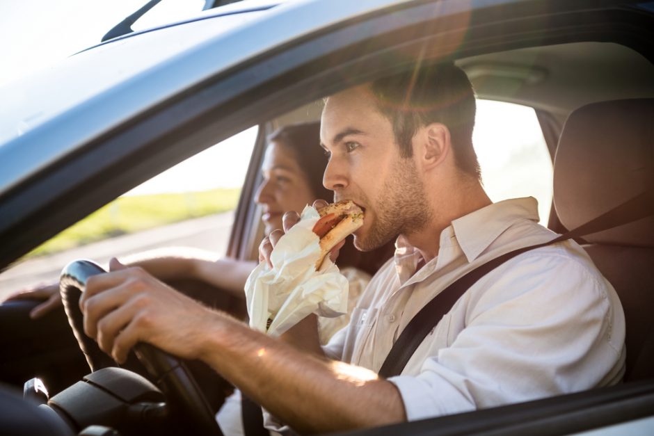 車内でご飯や飲み物をとる際の注意点と掃除のポイントを解説