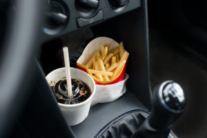 車内でご飯や飲み物をとる際の注意点