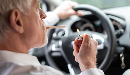 車内に蓄積したタバコのヤニ取りや消臭方法を解説