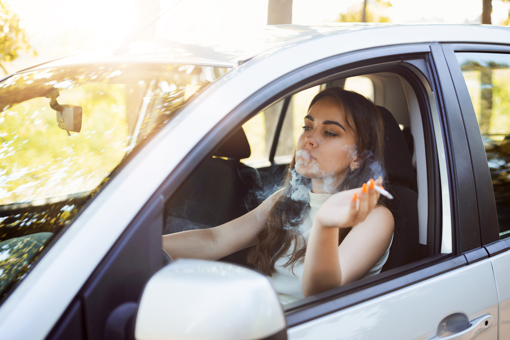 車内のタバコの臭いを防止するには