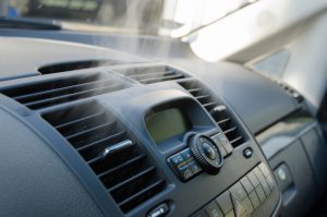 カーエアコンの臭いの原因と完全解決への近道をご紹介