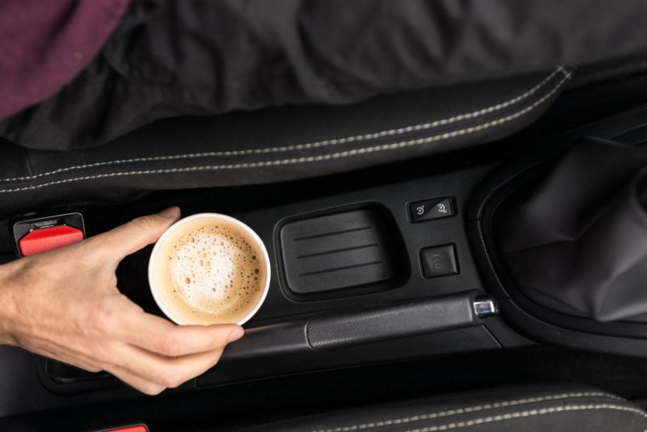 【臭いがとれない…】車内でコーヒーをこぼした時の対処法とは？