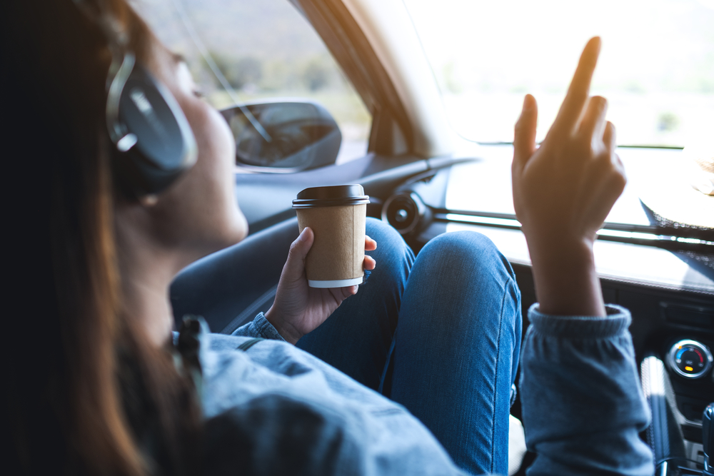 車内でコーヒーをこぼした臭いは除去可能！残る場合は他の可能性を考えて