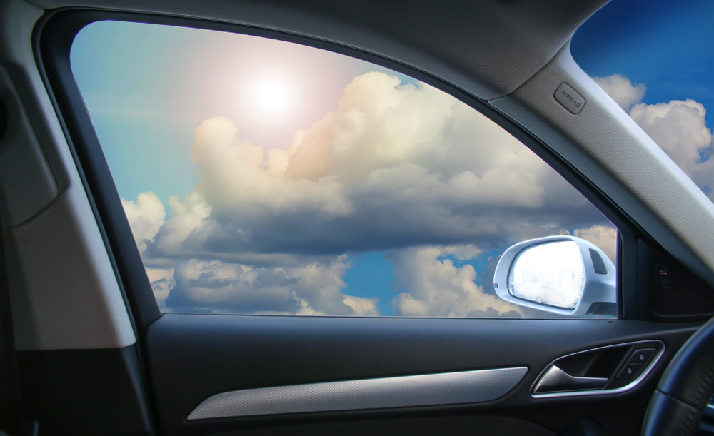 安全運転をサポート！車内の窓掃除は曇り予防にも効果的