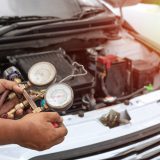 車のエアコンガスは何年で交換・補充すべきなのか？