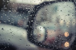 車の窓が冬に曇る時の対策を紹介！ポイントはエアコンの使い方