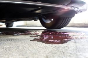 エアコンの水漏れ？車の下から水が垂れている原因を解説